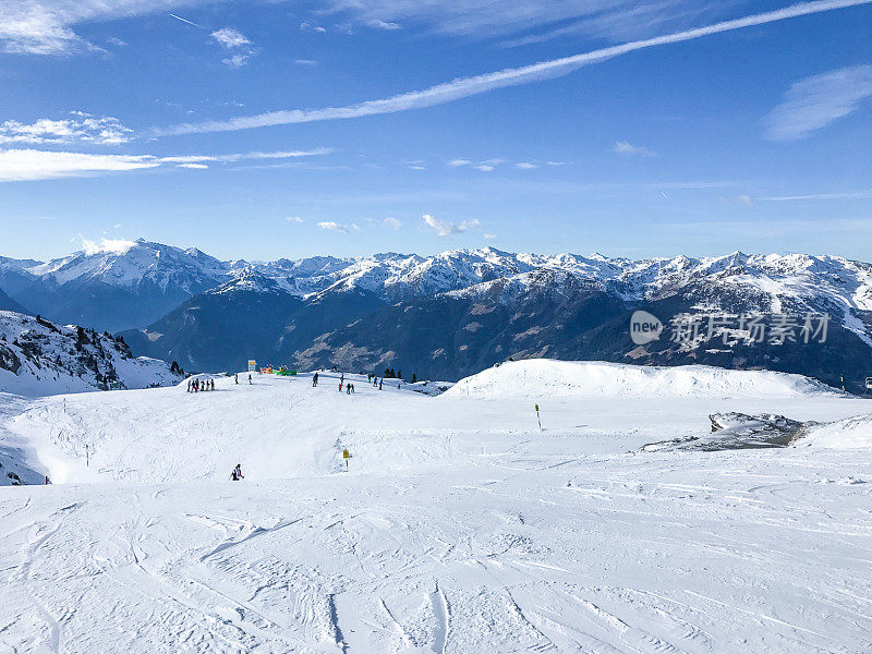 齐勒塔尔腹地的雪山山峰