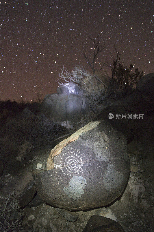 新墨西哥州阿拉莫戈多的三河岩画上的夜星