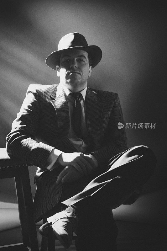 20世纪40年代风格的黑帮坐着的黑白照片