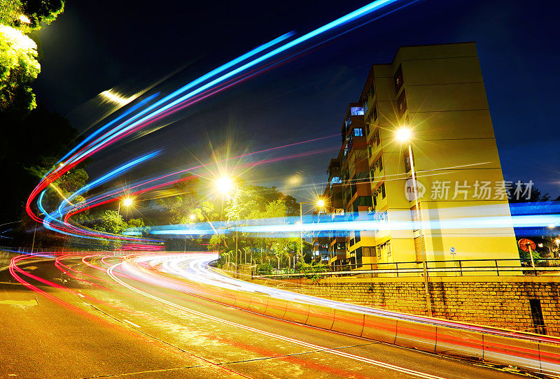 公路灯光在夜间闪烁