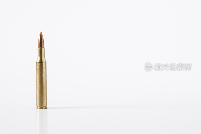 7.62毫米口径子弹隔离在白色背景上