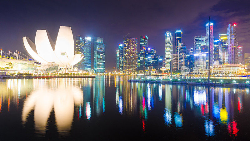 新加坡夜间高楼大厦全景