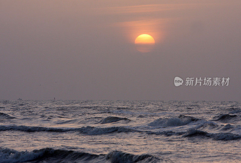 海上日出