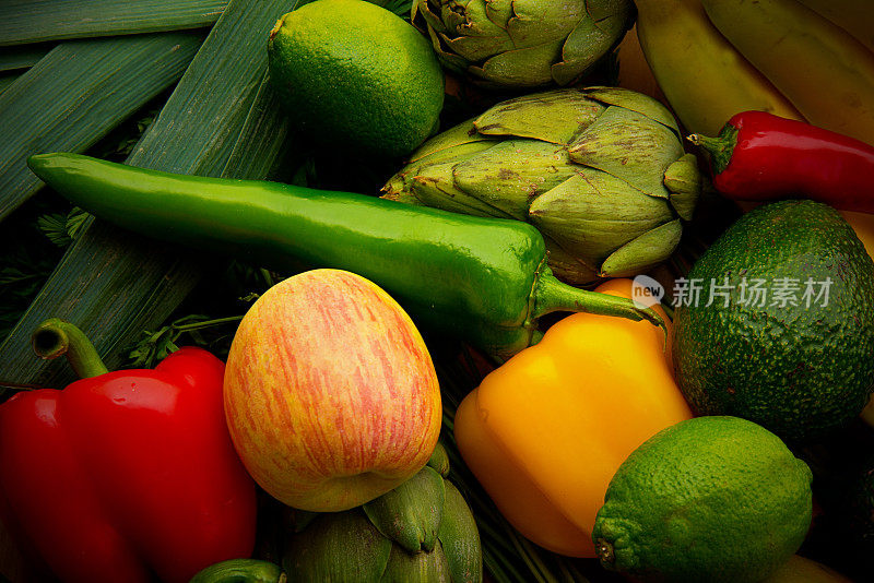 堆放新鲜蔬菜，水果在木头桌子上，健康的食物背景