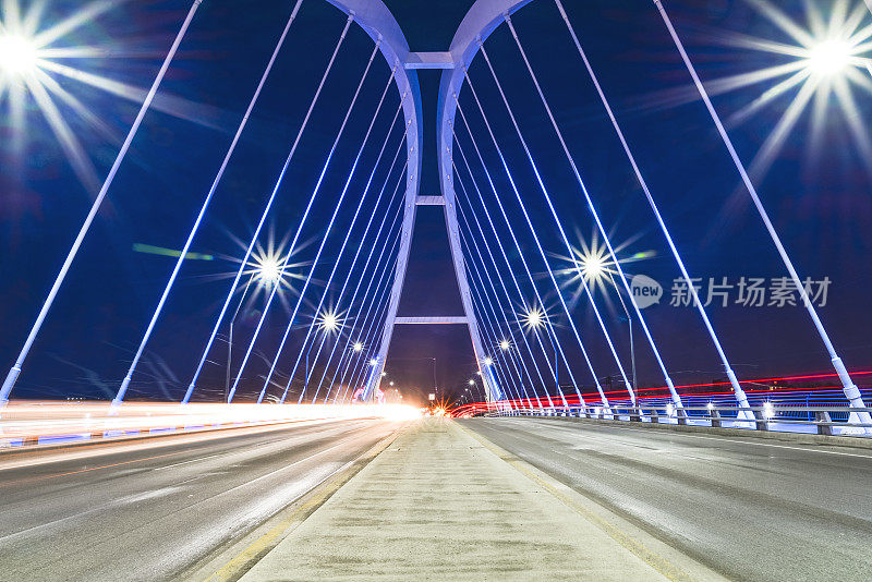 照明现代洛瑞大道桥与灯光小径