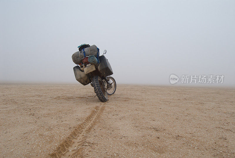 沙漠雾中的摩托车