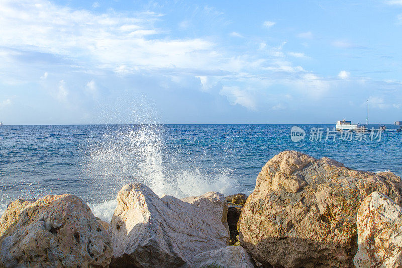 海浪拍打着岩石