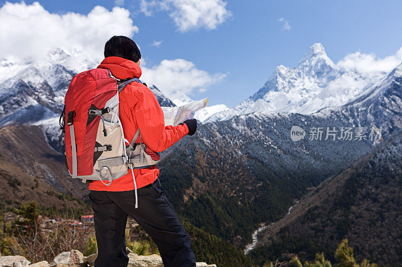 在尼泊尔珠穆朗玛峰国家公园徒步旅行的妇女