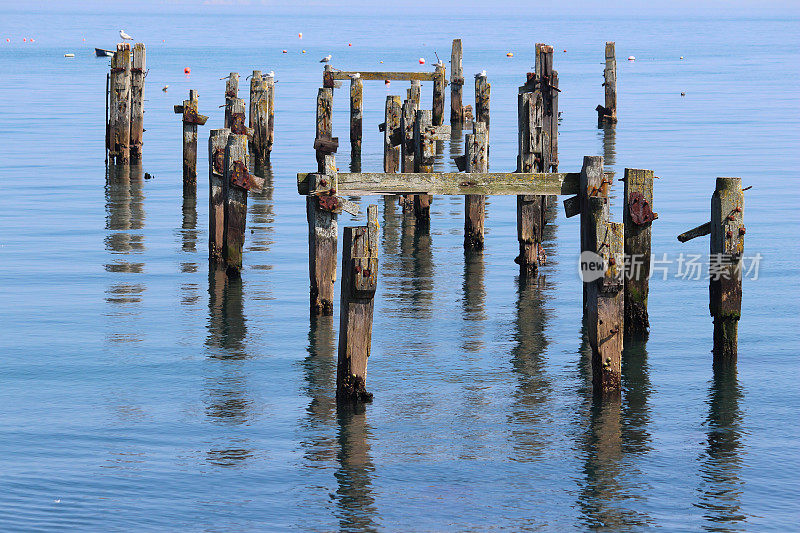 海边的木码头的形象仍然反映在海水中