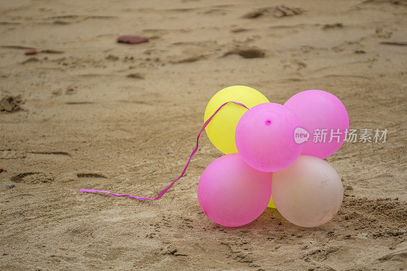 沙滩上五颜六色的气球