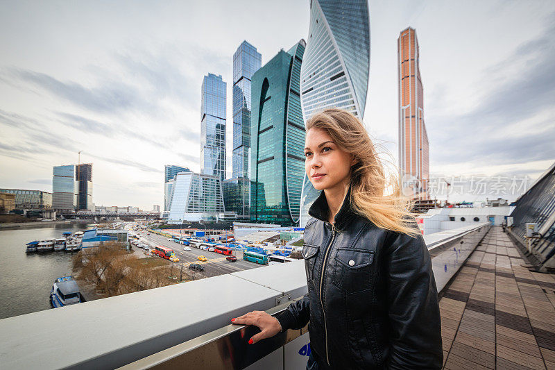 莫斯科新商业中心前的女孩
