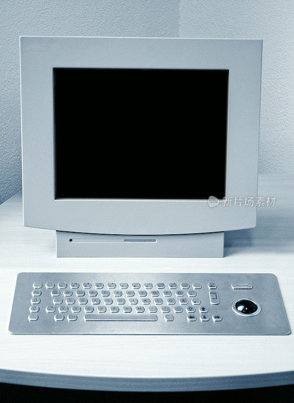 乏味的白色电脑桌面和平板键盘