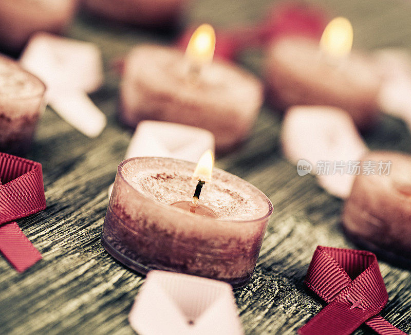 乳腺癌宣传丝带和粉色蜡烛