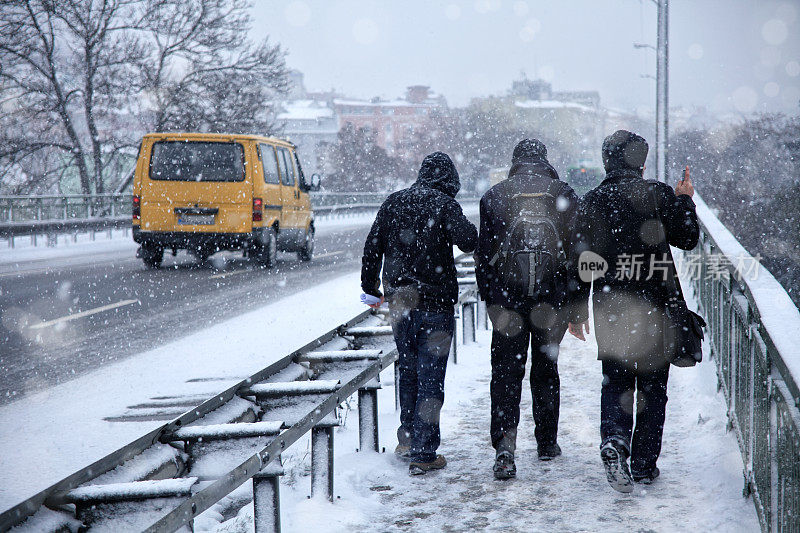 走在雪