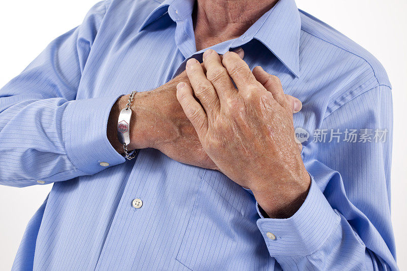 男人紧紧抓住自己的胸部。疼痛，可能是心脏病发作