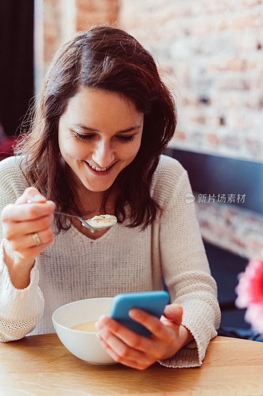 正在吃午饭的女人