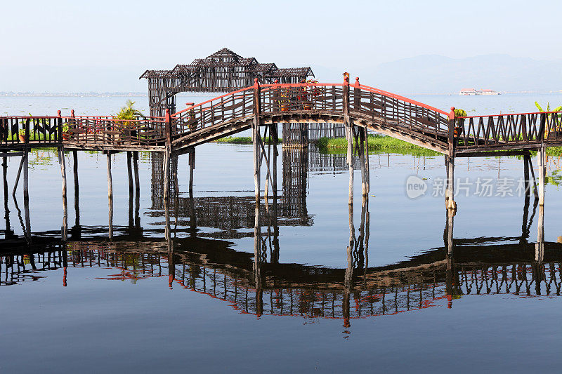 竹门通往茵莱湖和人行桥