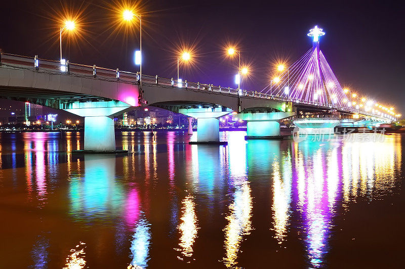 越南岘港宋汉桥夜景