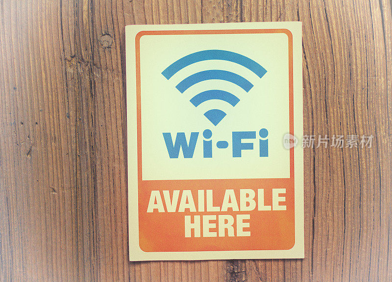 旧木门上的“Wi-Fi可用”标志
