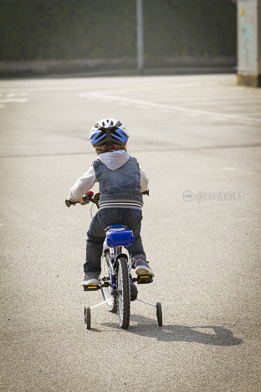 蹒跚学步的孩子正在学习骑车