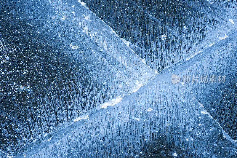 冰冻湖冰的图案