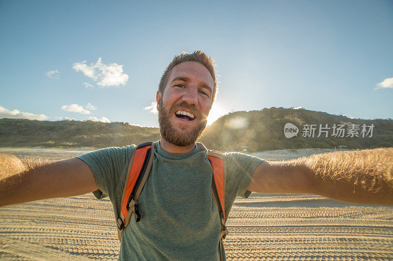 留胡子的年轻人在旅行中自拍