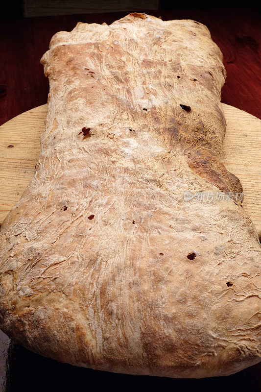 乡村面包，非常大的面包放在木砧板上