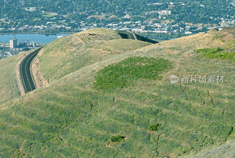 爱达荷州的山坡和通往河流的古老道路上的侵蚀