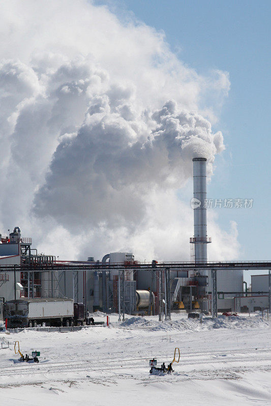 乙醇工厂特写的烟囱在冬天