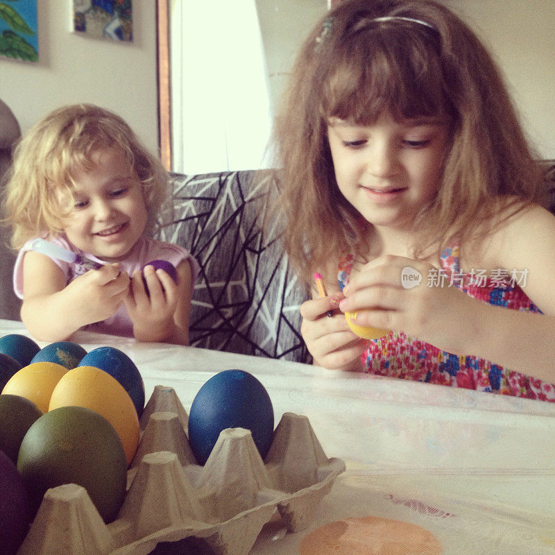 孩子们在给复活节彩蛋上色。