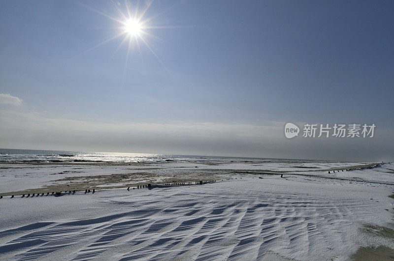 白雪覆盖的阿萨提格岛海滩