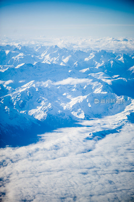 阿尔卑斯山的鸟瞰图
