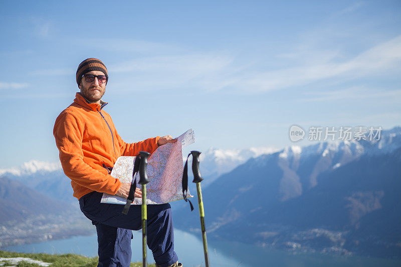 年轻人徒步旅行阅读地图-秋天在瑞士