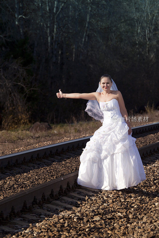 美丽的新娘停了一列火车