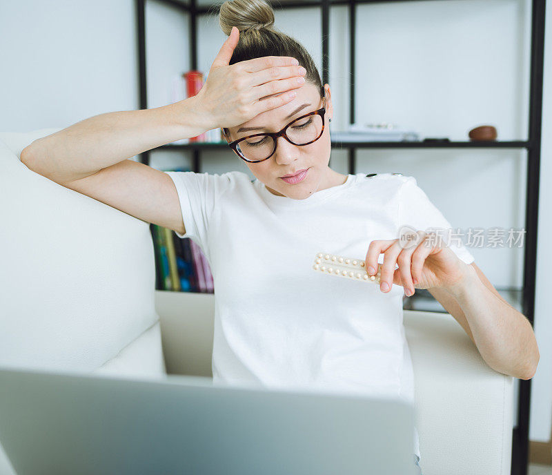 女人和药片，她关心她的健康