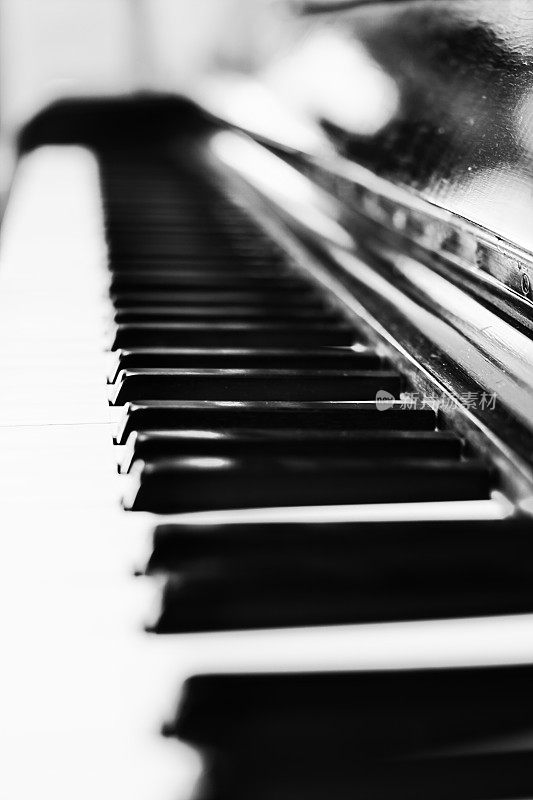 黑白相间的古董钢琴键盘