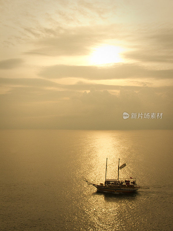 日落时分在土耳其安塔利亚附近航行的小船