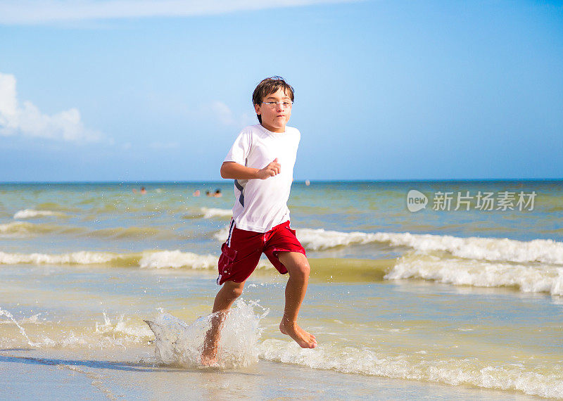 孩子们在沙滩上奔跑