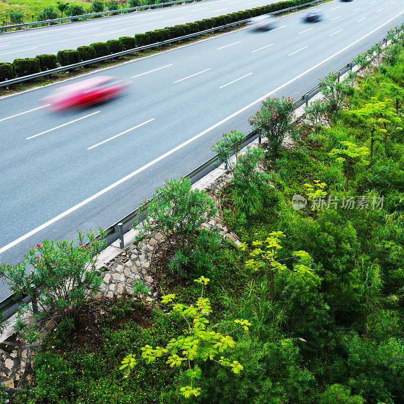 驾驶在高速公路