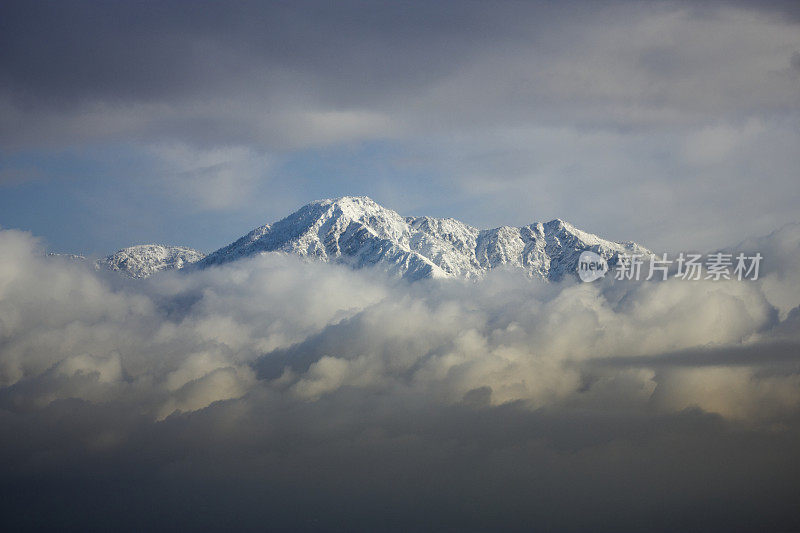 的雪山