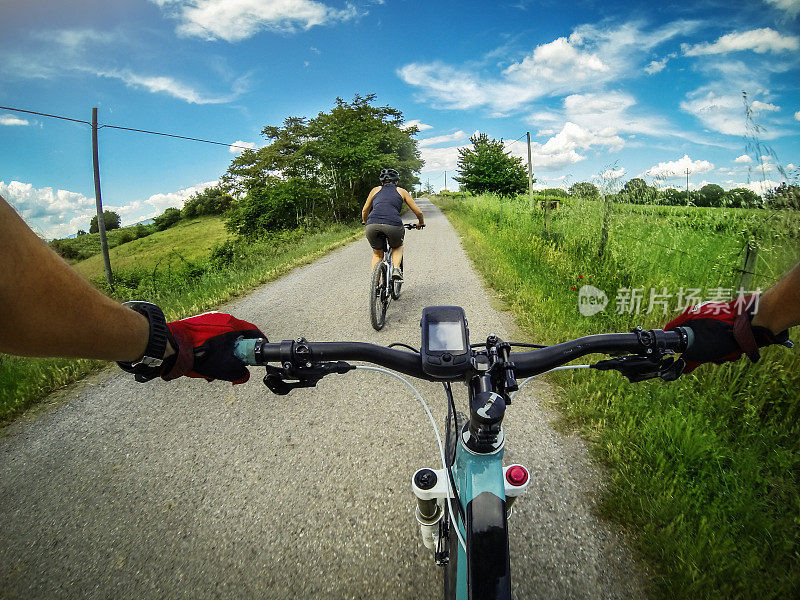 山地自行车视频:在托斯卡纳的公路上