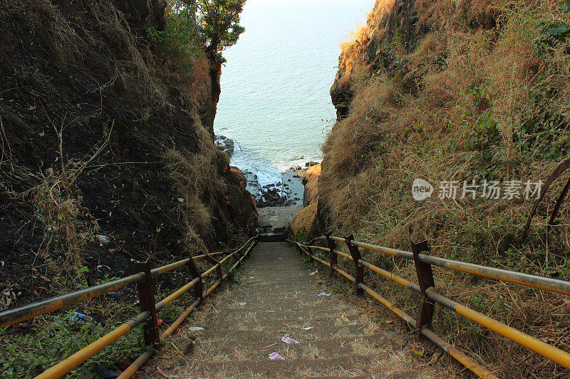 楼梯通向大海