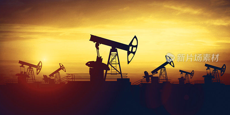 油泵千斤顶在日落天空的背景。油价上涨的概念