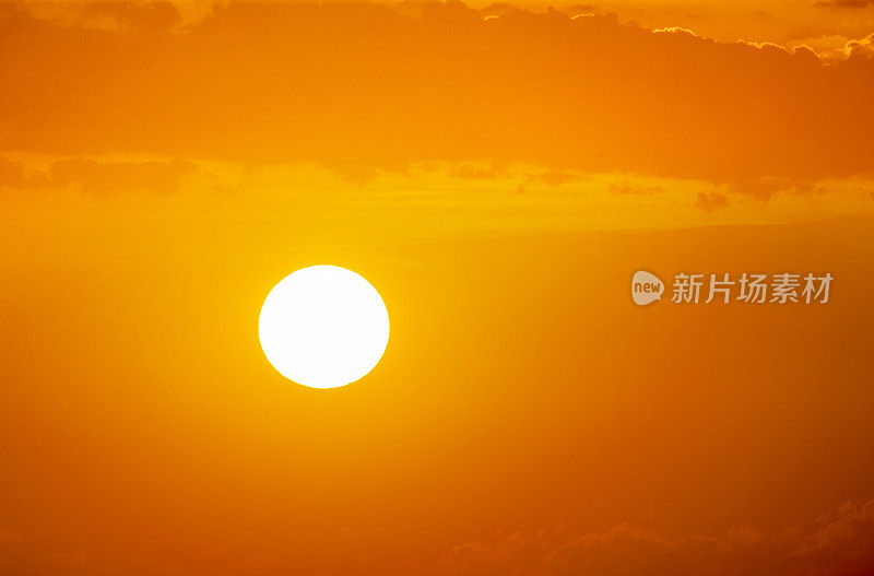 金色的夕阳的天空