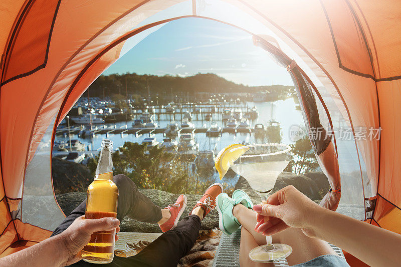 假期。夏季旅行。海滩上的男人和女人