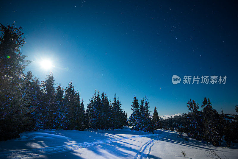 雪山里的夜月