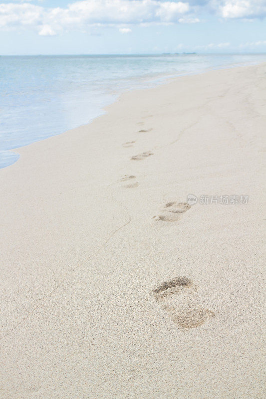 沙滩上的脚印，选择性聚焦
