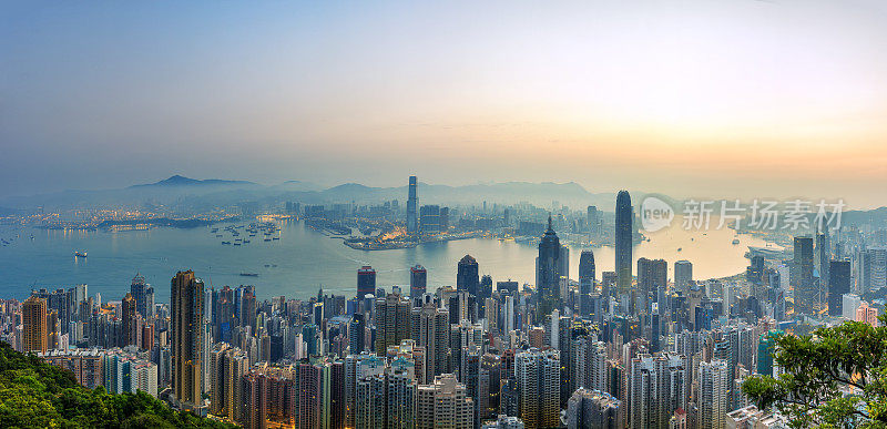 香港维多利亚港的日出和建筑物