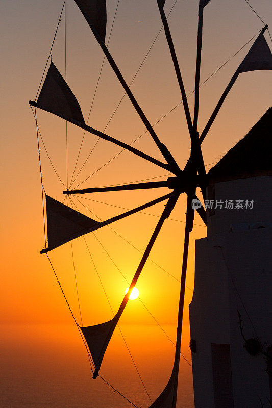 圣托里尼岛伊亚岛日落时的风车