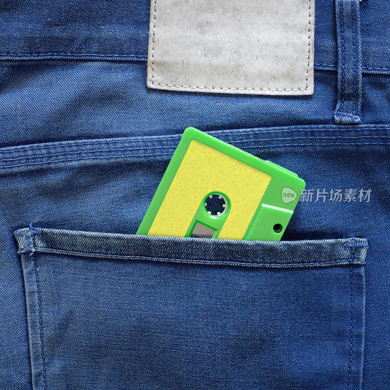 口袋里的绿色盒式磁带